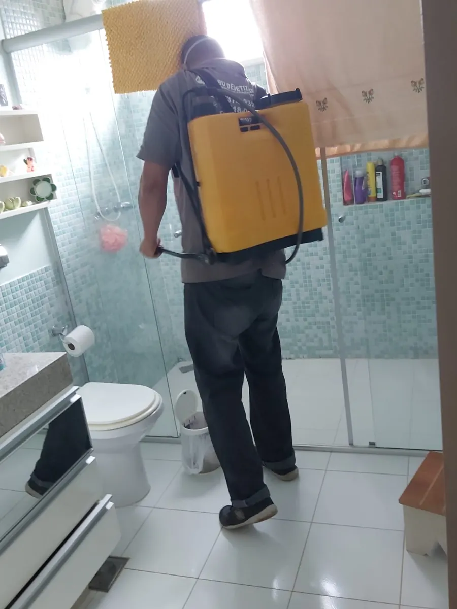 Profissional da Kabu realizando dedetização em banheiro residencial